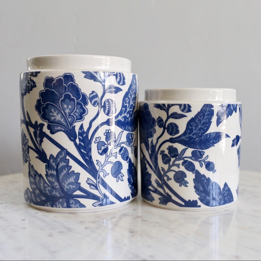 Pair of blue and white pots